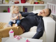 Pourquoi les parents perdent-ils des heures de sommeil après la naissance de leur bébé?