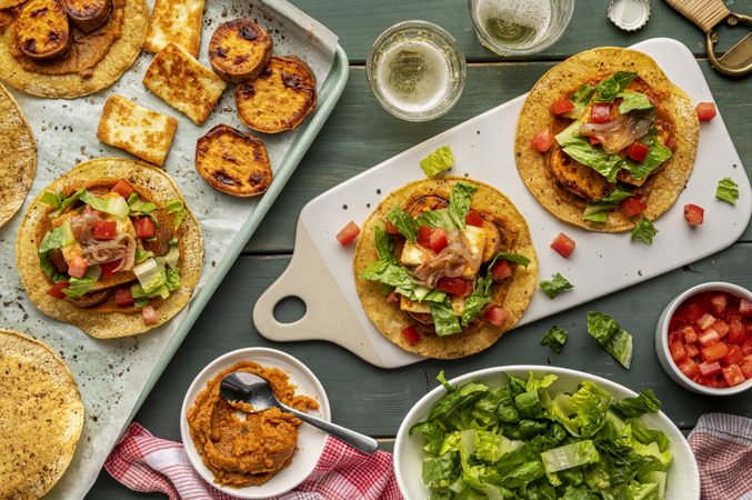 Tostadas aux patates douces, haricots rouges et fromage de chèvre