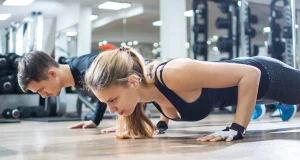 4 exercices simples qui tonifient le corps en entier : jambes, fesses, ventre et bras