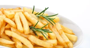 Secret des chefs pour faire de savoureuses frites dorées et croustillantes à la maison ! secret-des-chefs-pour-faire-de-savoureuses-frites-dorees-et-croustillantes-a-la-maison
