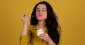 Consommer du yaourt le soir : est-ce une bonne ou une mauvaise habitude ? Consommer du yaourt le soir : est-ce une bonne ou une mauvaise habitude ?